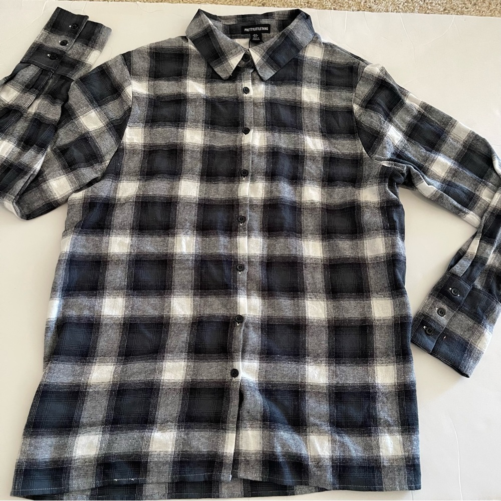 PrettyLittleThing Monochrome Chic Stylish Classic Plaid Shirt